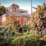 Il suo fiabesco torrino che svetta nel rigoglioso giardino, il raffinato quanto eclettico prospetto e i preziosi decori la rendono la pi� suggestiva dimora storica di Santo Spirito e una tra le pi� eleganti di tutto il territorio barese. � il primato di Villa Serafina, ottocentesco gioiello architettonico che sorge nel quartiere marinaro di Bari